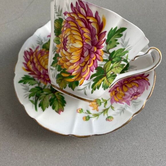 Vintage Gladstone Chrysanthemum Scalloped Gold Trim Teacup and Saucer Set, 1960 - Picture 2 of 7